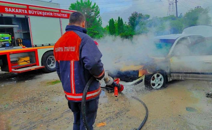 D-100’de yanan otomobile böyle müdahale ettiler
