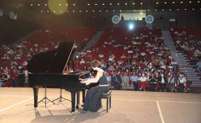 Defne Nisan bu yıl 7 ödül aldı