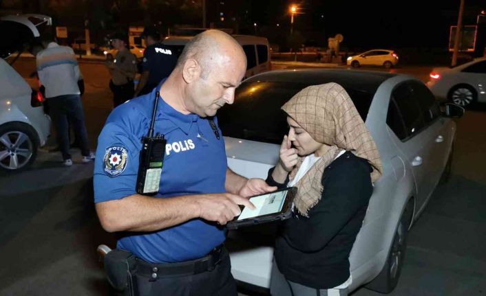 Denetimden kaçmak için ters şeride girdi, yakalanınca aday sürücü ve alkollü olduğu ortaya çıktı