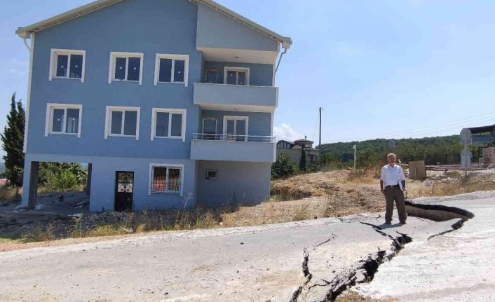 Deprem gibi...İnşaat çalışması karayolu ve evlerin bahçesini böyle çökertti