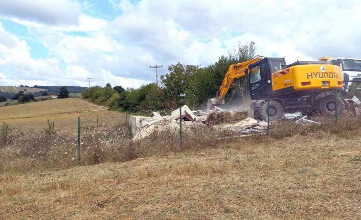 Derince’de metruk bina yıkıldı