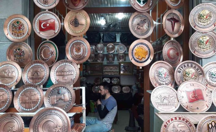 Diyarbakır’da bakır ustası çeyrek asırdır el emeği göz nuru sanat işliyor