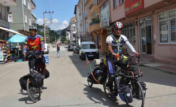 Dünya barışına dikkat çekmek için bisikletle pedal çeviriyorlar