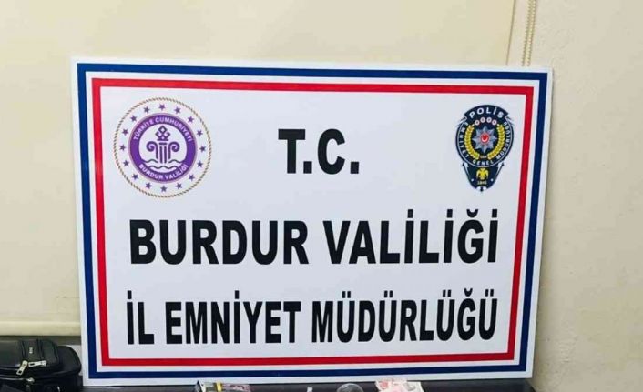 Durdurulan araç ve içerisindeki şahıslar üzerinde çok sayıda uyuşturucu madde bulundu
