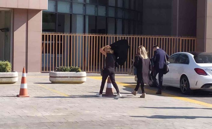 Ece Erken öldürülen eşi Avukat Şafak Mahmutyazıcıoğlu davasına katılmak için adliyeye geldi