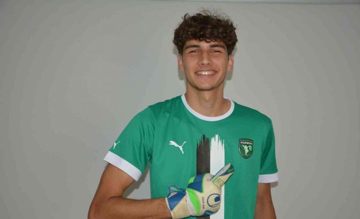 Efeler 09 SFK genç file bekçisi Emir’i renklerine bağladı