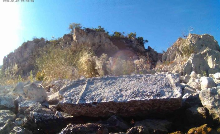 Eğirdir Gölü’nde su çekilince, tarihi mezar ortaya çıktı