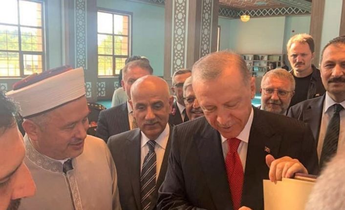 Erdoğan, açılışını yaptığı Kütahya Mehmetçik Camii’ne Kur’an-ı Kerim hediye etti