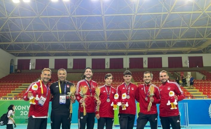 Erkek Kılıç Milli Takımı hem gümüş madalyanın hem de Eskişehirli sporseverlerin takdirini kazandı