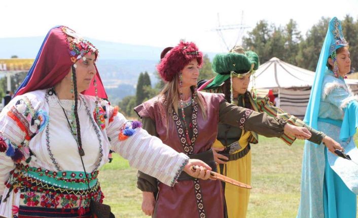 Eskişehir Anadolu Bacıları grubu ‘Kahraman Türk Kadınları’ tiyatro gösterisini Tavşanlı’da sahneledi