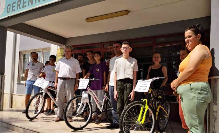 Fen liselerini kazanan öğrencilere bisiklet hediye edildi