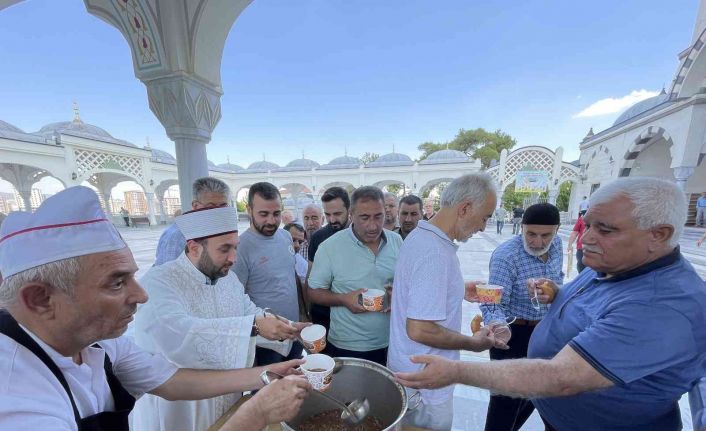 Gaziantep’te Cuma namazı sonrası cemaate aşure ikram edildi