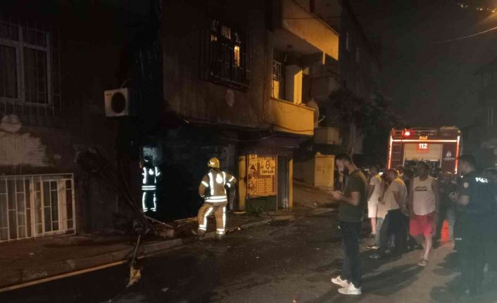 Gaziosmanpaşa’da 2 şüpheli önce dükkanı yaktı, daha sonra havaya ateş açarak olay yerinden kaçtı