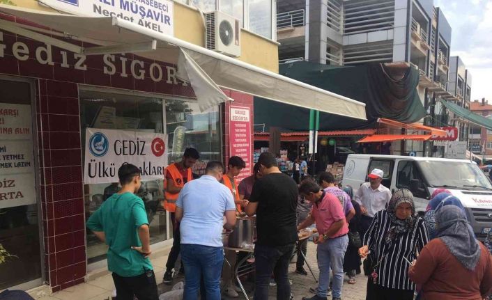 Gediz Ülkü Ocakları 3 bin kişiye aşure dağıttı