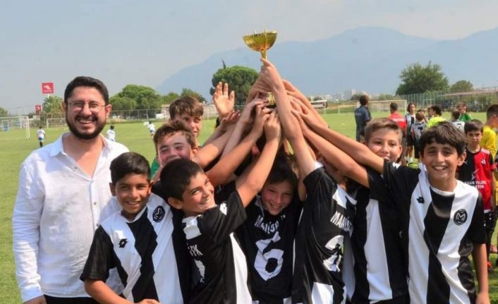 Geleceğin futbolcuları Zafer Kupası‘nda ter döktü