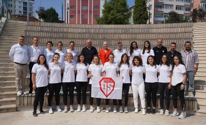 Geleceğin voleybolcularıyla ile bir araya geldi