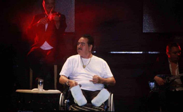 Gündüz ölümden dönen Tatlıses, akşam tekerlekli sandalye ile sahneye çıkıp konser verdi