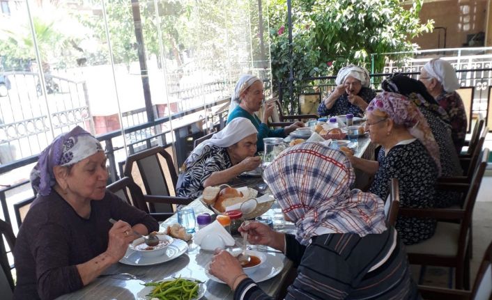 Hacdan sonra yaşlılara yemek ikram etti