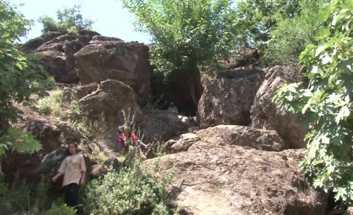 Hatay’da doğal klima özelliği olan mağara yaz aylarında ilgi görüyor