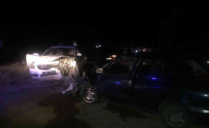 İki otomobil kafa kafaya çarpıştı: 1 ölü, 1’i ağır 3 yaralı