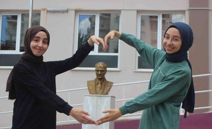 İmam Hatipli ikizler hiç dershaneye gitmeden tıp fakültesini kazandı