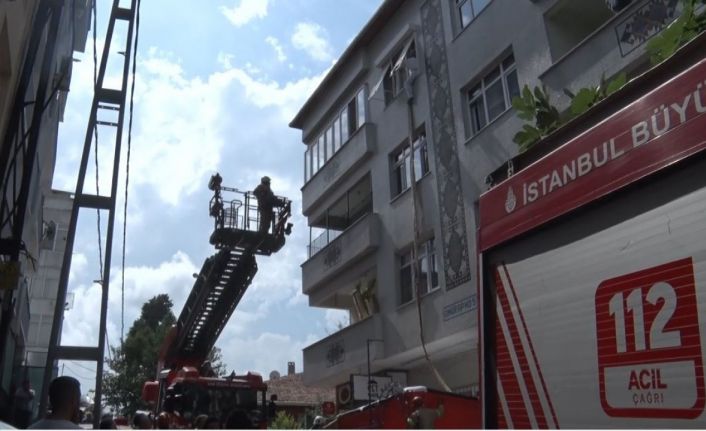 İstanbul’da film gibi olay: Bez parçalarını birleştirip aşağıya inmeye çalıştı