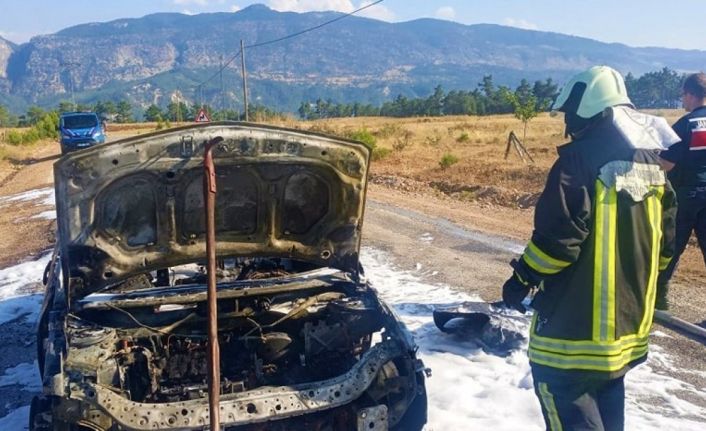 Kadın sürücü yanan araçtan son anda kurtuldu