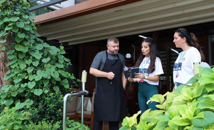 “Kadına şiddet insanlık suçudur” yazılı tişörtler giyerek broşür dağıttılar