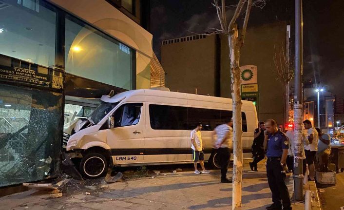 Kağıthane’de öksürük krizi tutan şoför, servis aracıyla bankaya girdi: 1 yaralı