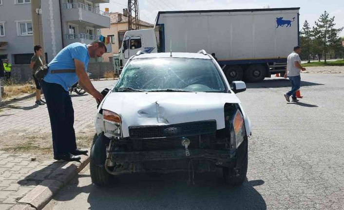 Kamyon ile otomobil çarpıştı: 2 yaralı