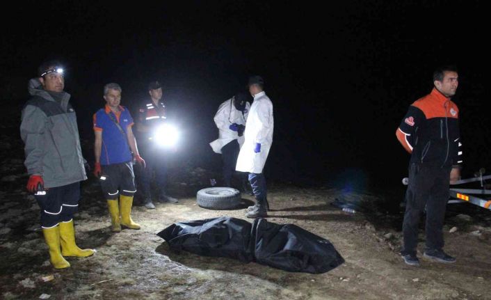 Karaman’da baraja düşen hafif ticari araçtan acı haber: Sürücünün cesedi 7 saatlik çalışmanın ardından çıkarıldı