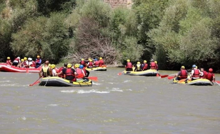 Karasu Nehri’nde rafting keyfi