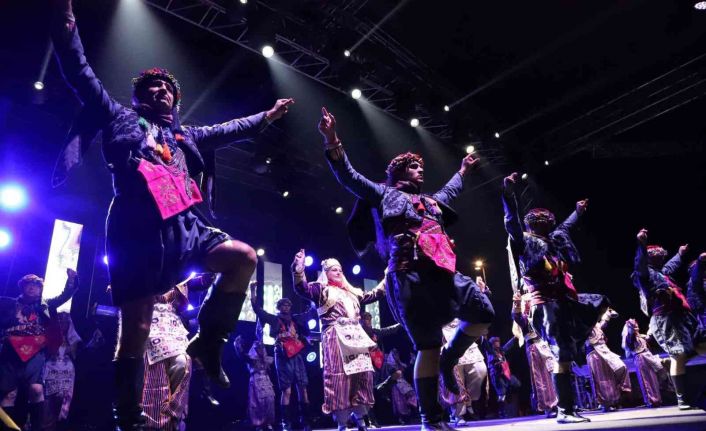 Kartal’da ‘Uluslararası Halk Oyunları Festivali’ renkli görüntülerle başladı