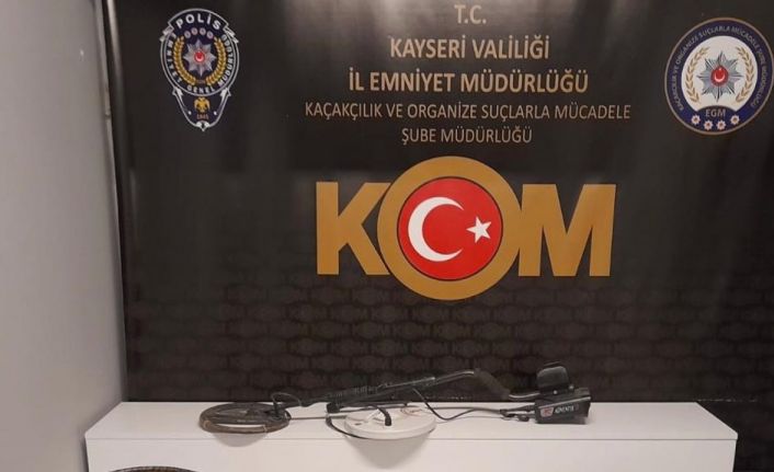 Kayseri’de tarihi eser operasyonu: El yazması Kur’an-ı Kerim ele geçirildi