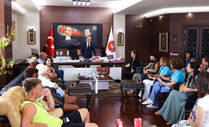 Keçiören Belediye Başkanı Altınok, Türk ve yabancı öğrencileri makamında ağırladı