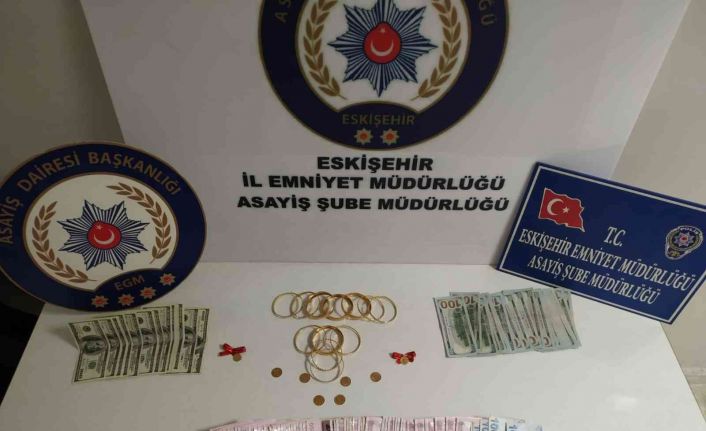 Kendisini polis olarak tanıtıp para ve ziynet eşyası dolandıran 4 şüpheli yakalandı