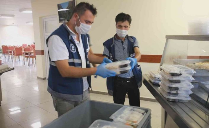 Kocasinan’da gönüller kazanılıyor, evlere her gün 4 çeşit sıcak yemek gidiyor