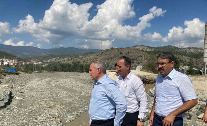 Köprülerin selden zarar gördüğü ilçede yaraların sarılması için çalışmalar sürüyor