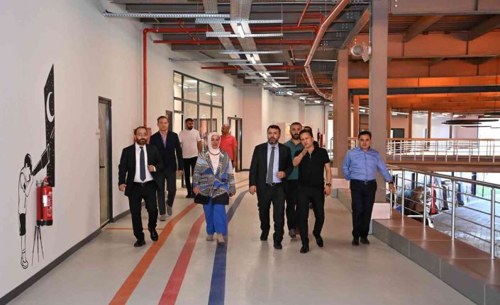 KOSGEB Başkanı Hasan Basri Kurt, Tuzla Belediyesi Teknoloji Merkezi’ni gezdi