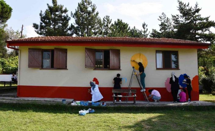Köy Yaşam Merkezi’nin duvarları lise öğrencileri tarafından boyanarak süslendi