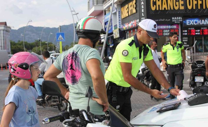 Marmaris’te kask takmayanlara 2 saat içinde 100 bin lira ceza kesildi