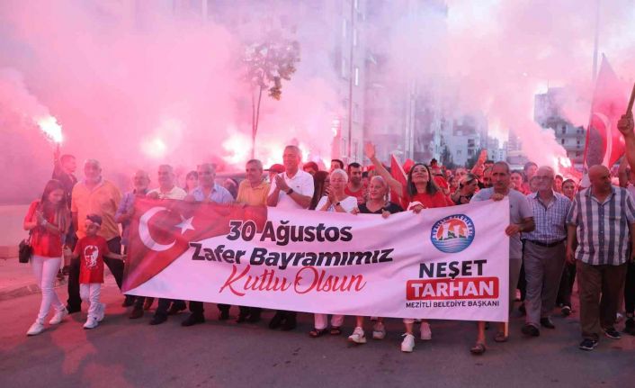 Mezitli’de gecenin karanlığı zafer meşalesi ile aydınlandı