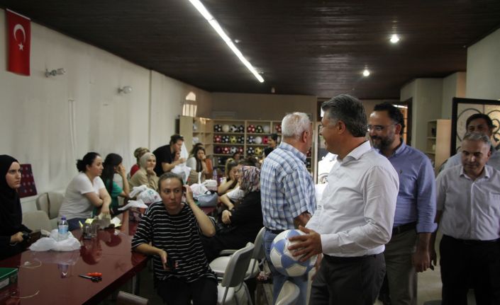 Millevekili Özkan: "El ile futbol topu dikimi hem istihdam hem de Kula’nın tanıtımına katkı sağlıyor"