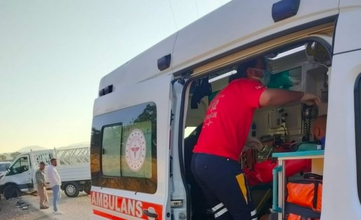 Minibüs ile kamyonet çarpıştı: 2 yaralı