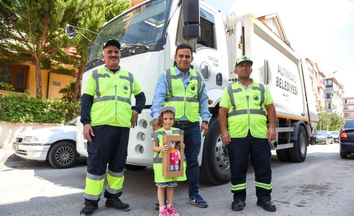 Minik Ebrar her gün el salladığı çöp kamyonu ile tur atmanın sevincini yaşadı