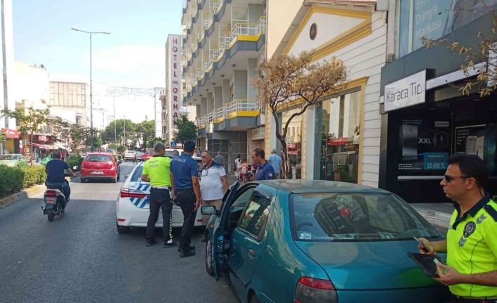 Motosiklet, aniden açılan aracın kapısına çarptı: 1 yaralı