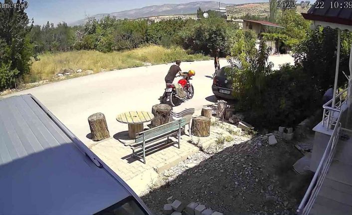 Motosikleti gözü önünde çalındı