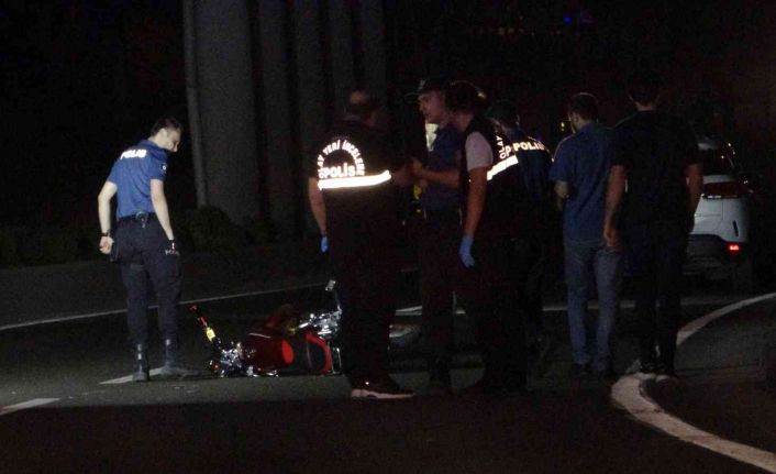 Motosikletten düştüler, yerde yardım beklerken otomobilin altında kaldılar: 2 ağır yaralı