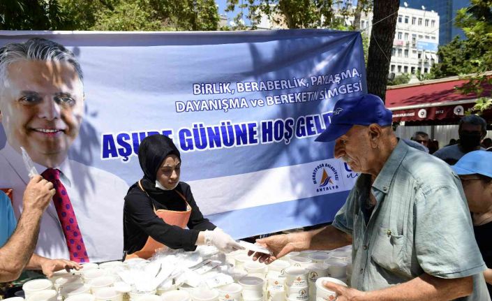 Muratpaşa Belediyesi aşure ikramı yaptı