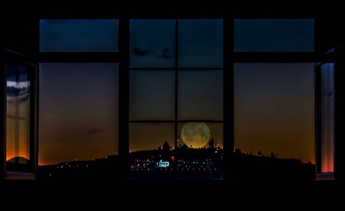 Nöbetten çıkan sağlık çalışanı dolunayın en güzel halini görüntülemek için fotoğraf makinesine koştu